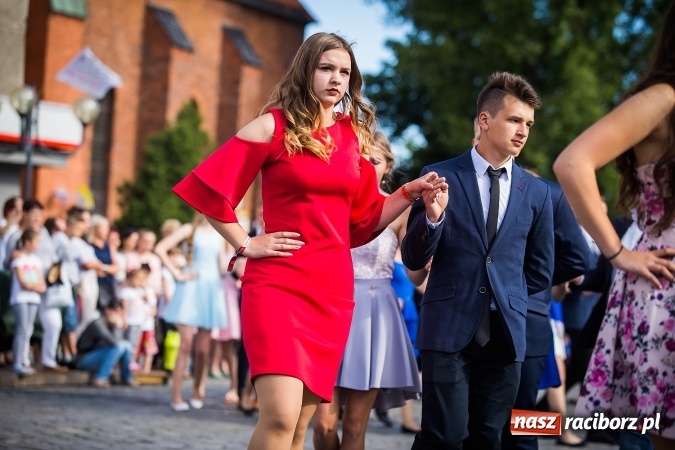 Zdjęcie w galerii na portalu naszraciborz.pl: Absolwenci Gimnazjum nr 2 odtańczyli poloneza na rynku wiadomości z regionu