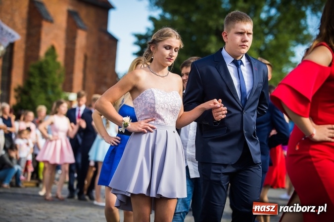 Zdjęcie w galerii na portalu naszraciborz.pl: Absolwenci Gimnazjum nr 2 odtańczyli poloneza na rynku wiadomości z regionu