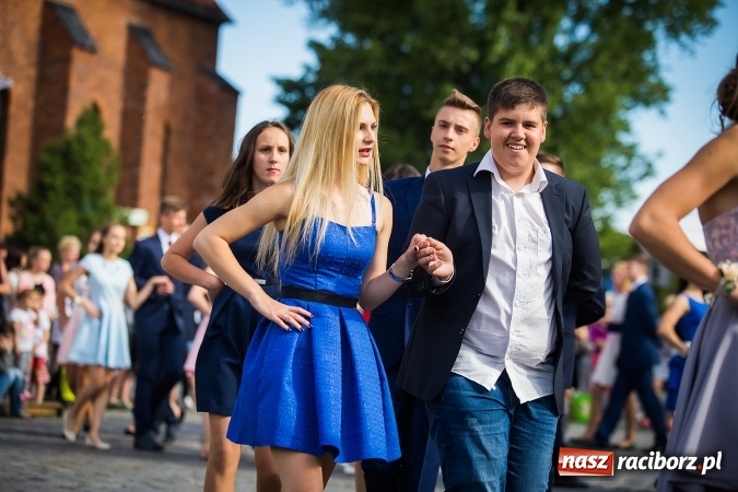 Zdjęcie w galerii na portalu naszraciborz.pl: Absolwenci Gimnazjum nr 2 odtańczyli poloneza na rynku wiadomości z regionu