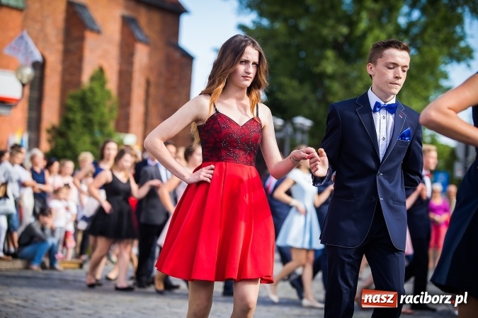 Zdjęcie w galerii na portalu naszraciborz.pl: Absolwenci Gimnazjum nr 2 odtańczyli poloneza na rynku wiadomości z regionu