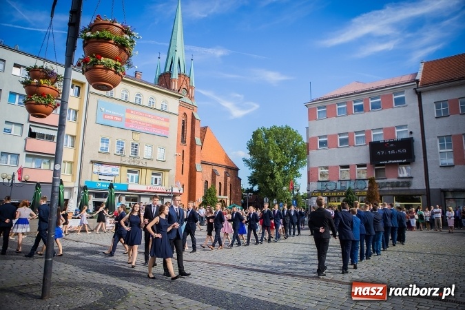 Zdjęcie w galerii na portalu naszraciborz.pl: Absolwenci Gimnazjum nr 2 odtańczyli poloneza na rynku wiadomości z regionu