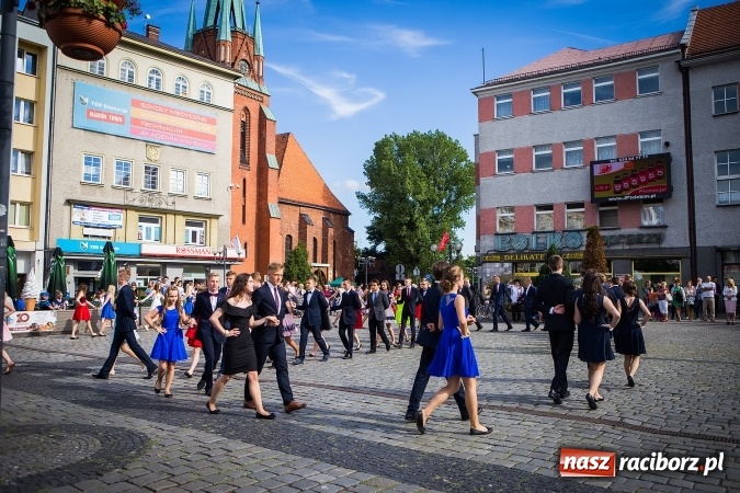Zdjęcie w galerii na portalu naszraciborz.pl: Absolwenci Gimnazjum nr 2 odtańczyli poloneza na rynku wiadomości z regionu