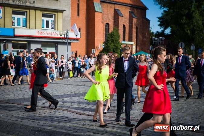 Zdjęcie w galerii na portalu naszraciborz.pl: Absolwenci Gimnazjum nr 2 odtańczyli poloneza na rynku wiadomości z regionu
