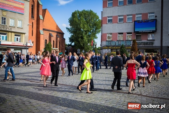 Zdjęcie w galerii na portalu naszraciborz.pl: Absolwenci Gimnazjum nr 2 odtańczyli poloneza na rynku wiadomości z regionu