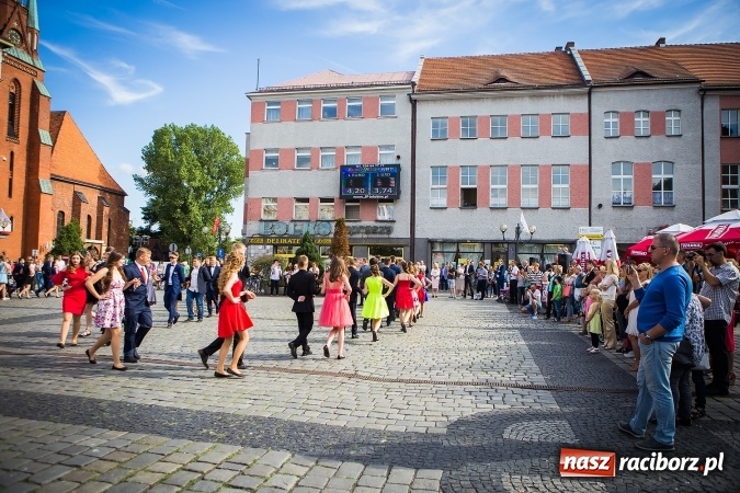 Zdjęcie w galerii na portalu naszraciborz.pl: Absolwenci Gimnazjum nr 2 odtańczyli poloneza na rynku wiadomości z regionu