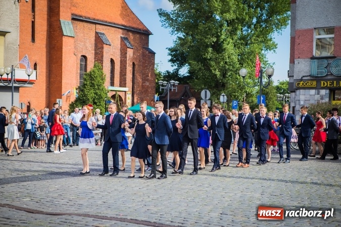 Zdjęcie w galerii na portalu naszraciborz.pl: Absolwenci Gimnazjum nr 2 odtańczyli poloneza na rynku wiadomości z regionu