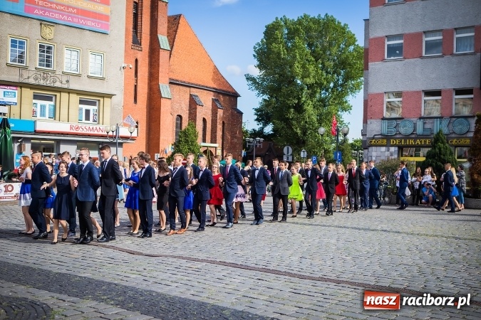 Zdjęcie w galerii na portalu naszraciborz.pl: Absolwenci Gimnazjum nr 2 odtańczyli poloneza na rynku wiadomości z regionu