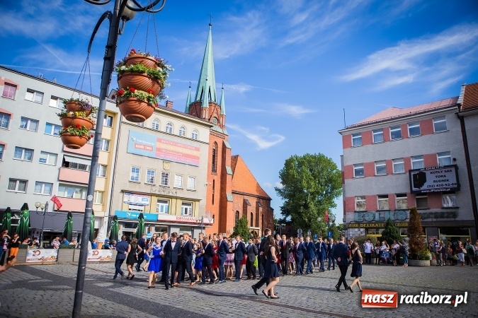 Zdjęcie w galerii na portalu naszraciborz.pl: Absolwenci Gimnazjum nr 2 odtańczyli poloneza na rynku wiadomości z regionu