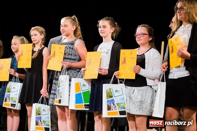 Zdjęcie w galerii na portalu naszraciborz.pl: W Strzesze odbyła się uroczysta gala wręczenia nagród dla laureatów olimpiad i konkursów języka niemieckiego wiadomości z regionu