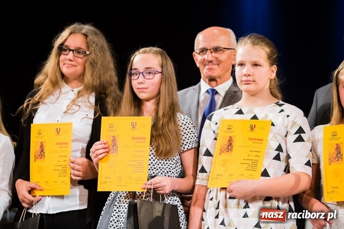 Zdjęcie w galerii na portalu naszraciborz.pl: W Strzesze odbyła się uroczysta gala wręczenia nagród dla laureatów olimpiad i konkursów języka niemieckiego wiadomości z regionu