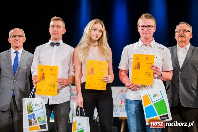 Zdjęcie w galerii na portalu naszraciborz.pl: W Strzesze odbyła się uroczysta gala wręczenia nagród dla laureatów olimpiad i konkursów języka niemieckiego wiadomości z regionu