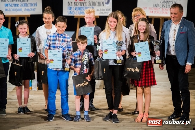 Zdjęcie w galerii na portalu naszraciborz.pl: W Strzesze odbyła się uroczysta gala wręczenia nagród dla laureatów olimpiad i konkursów języka niemieckiego wiadomości z regionu
