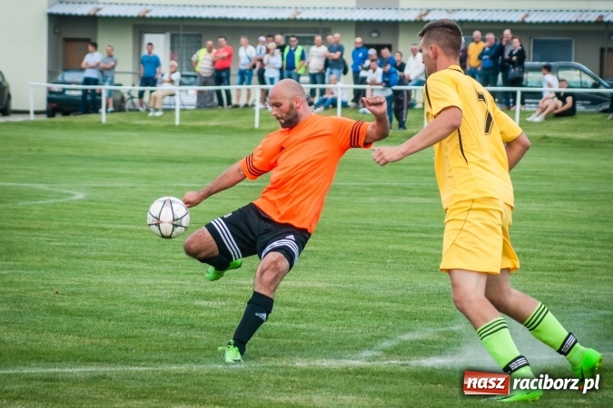 Zdjęcie w galerii na portalu naszraciborz.pl: Wojciech Pytlik naprawił swój błąd. Remis w meczu Studziennej z Chałupkami wiadomości z regionu
