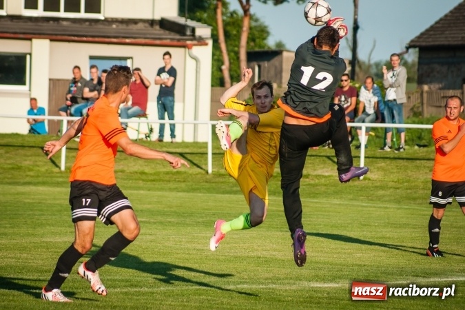 Zdjęcie w galerii na portalu naszraciborz.pl: Wojciech Pytlik naprawił swój błąd. Remis w meczu Studziennej z Chałupkami wiadomości z regionu