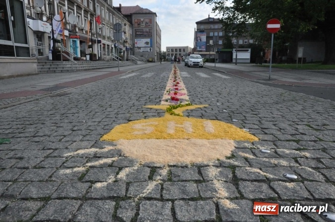 Zdjęcie w galerii na portalu naszraciborz.pl: Racibórz od świtu stroi się na Boże Ciało  wiadomości z regionu