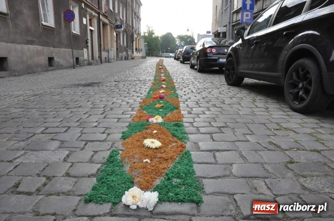 Zdjęcie w galerii na portalu naszraciborz.pl: Racibórz od świtu stroi się na Boże Ciało  wiadomości z regionu