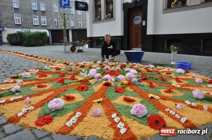 Zdjęcie w galerii na portalu naszraciborz.pl: Racibórz od świtu stroi się na Boże Ciało  wiadomości z regionu