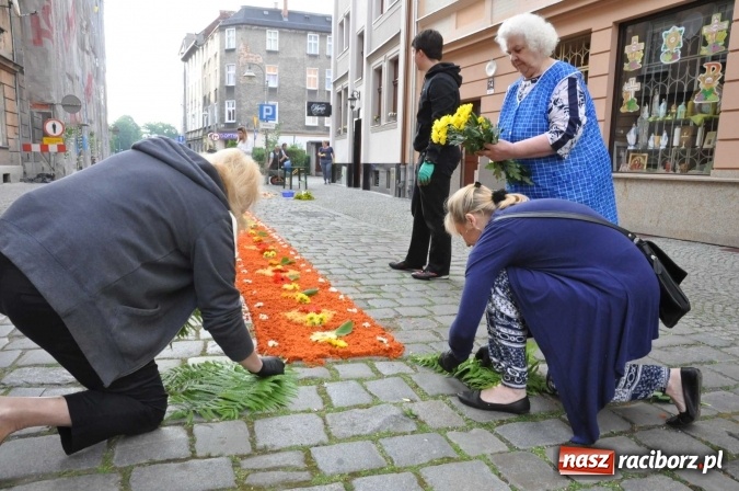Zdjęcie w galerii na portalu naszraciborz.pl: Racibórz od świtu stroi się na Boże Ciało  wiadomości z regionu