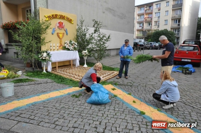 Zdjęcie w galerii na portalu naszraciborz.pl: Racibórz od świtu stroi się na Boże Ciało  wiadomości z regionu