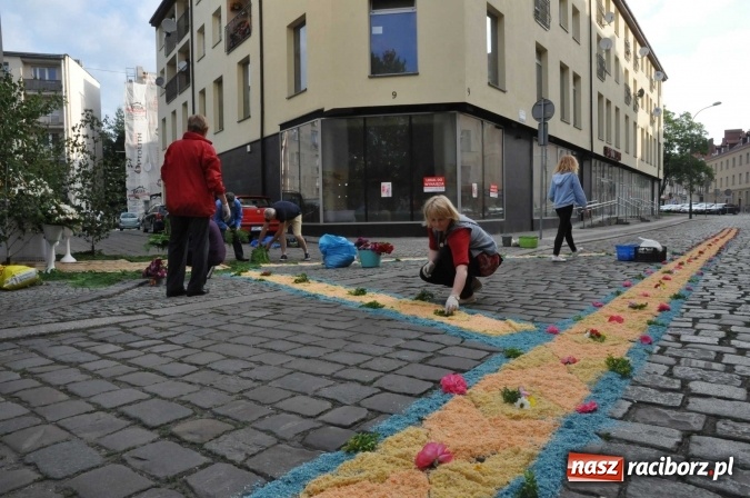 Zdjęcie w galerii na portalu naszraciborz.pl: Racibórz od świtu stroi się na Boże Ciało  wiadomości z regionu