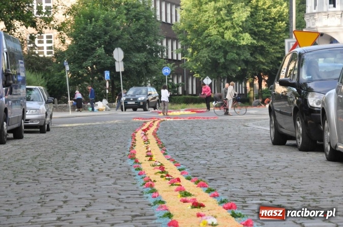 Zdjęcie w galerii na portalu naszraciborz.pl: Racibórz od świtu stroi się na Boże Ciało  wiadomości z regionu