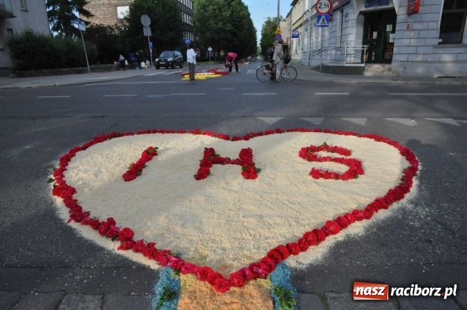 Zdjęcie w galerii na portalu naszraciborz.pl: Racibórz od świtu stroi się na Boże Ciało  wiadomości z regionu