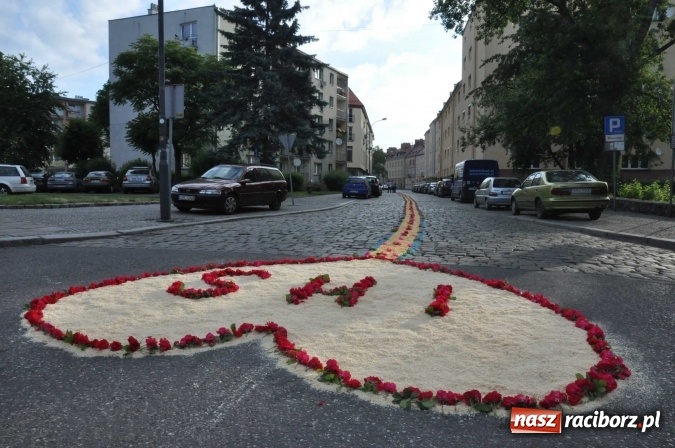 Zdjęcie w galerii na portalu naszraciborz.pl: Racibórz od świtu stroi się na Boże Ciało  wiadomości z regionu