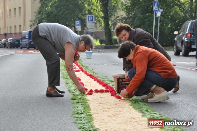 Zdjęcie w galerii na portalu naszraciborz.pl: Racibórz od świtu stroi się na Boże Ciało  wiadomości z regionu