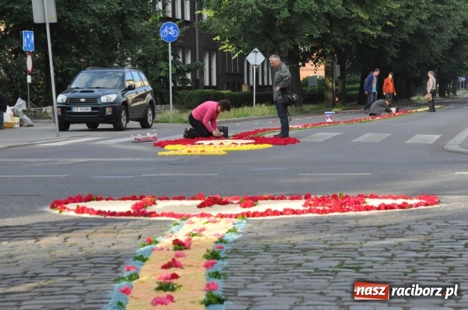 Zdjęcie w galerii na portalu naszraciborz.pl: Racibórz od świtu stroi się na Boże Ciało  wiadomości z regionu