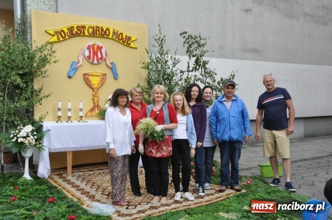 Zdjęcie w galerii na portalu naszraciborz.pl: Racibórz od świtu stroi się na Boże Ciało  wiadomości z regionu