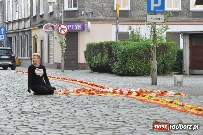 Zdjęcie w galerii na portalu naszraciborz.pl: Racibórz od świtu stroi się na Boże Ciało  wiadomości z regionu