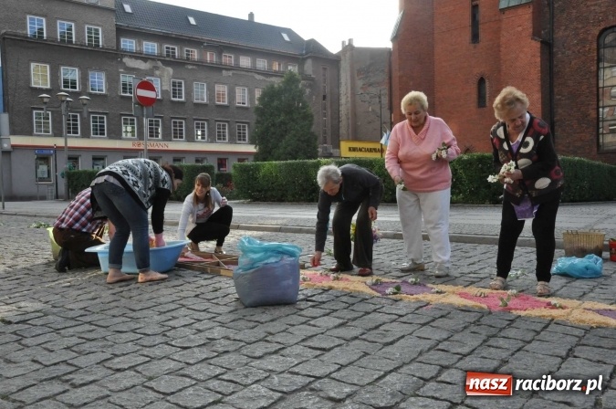 Zdjęcie w galerii na portalu naszraciborz.pl: Racibórz od świtu stroi się na Boże Ciało  wiadomości z regionu