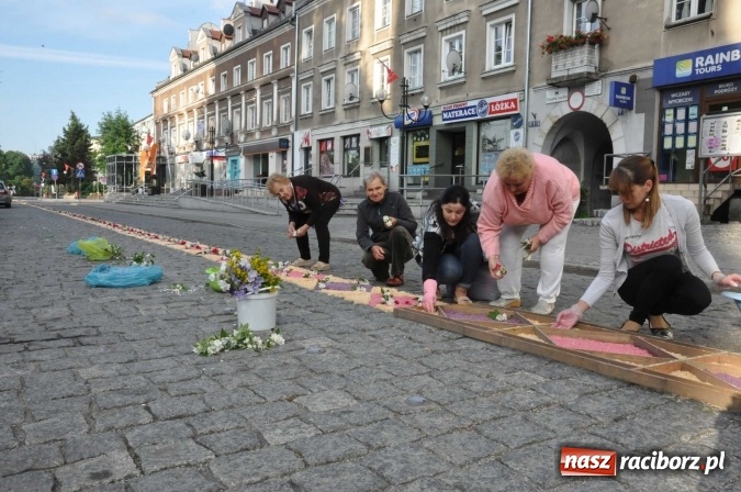Zdjęcie w galerii na portalu naszraciborz.pl: Racibórz od świtu stroi się na Boże Ciało  wiadomości z regionu