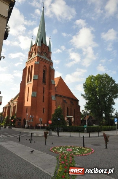 Zdjęcie w galerii na portalu naszraciborz.pl: Racibórz od świtu stroi się na Boże Ciało  wiadomości z regionu