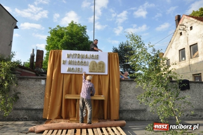 Zdjęcie w galerii na portalu naszraciborz.pl: Racibórz od świtu stroi się na Boże Ciało  wiadomości z regionu