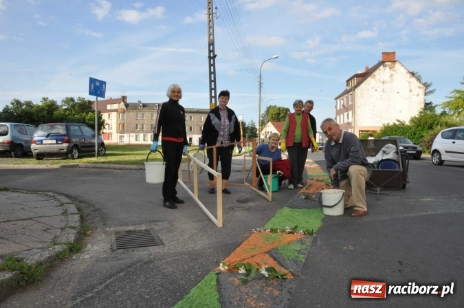 Zdjęcie w galerii na portalu naszraciborz.pl: Racibórz od świtu stroi się na Boże Ciało  wiadomości z regionu