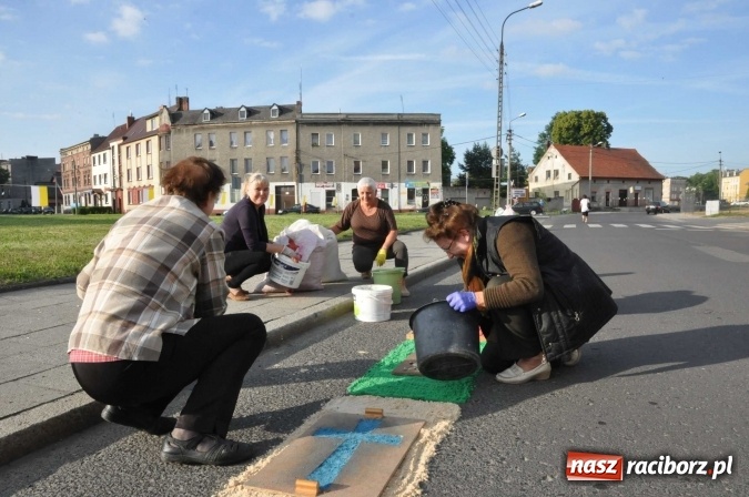 Zdjęcie w galerii na portalu naszraciborz.pl: Racibórz od świtu stroi się na Boże Ciało  wiadomości z regionu