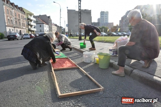 Zdjęcie w galerii na portalu naszraciborz.pl: Racibórz od świtu stroi się na Boże Ciało  wiadomości z regionu