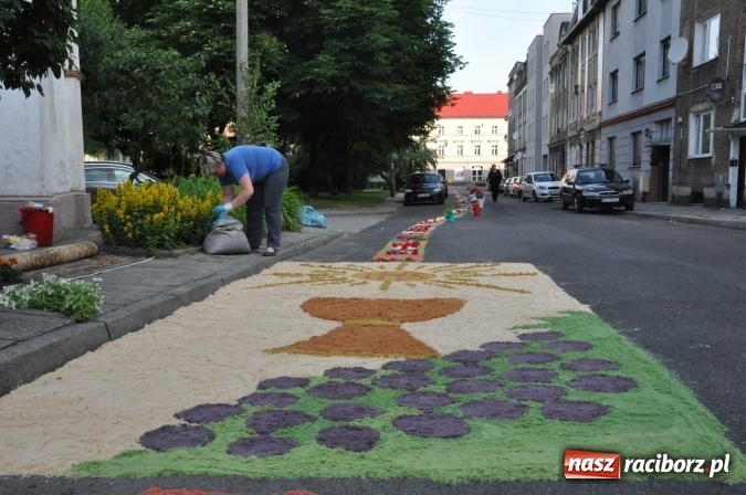 Zdjęcie w galerii na portalu naszraciborz.pl: Racibórz od świtu stroi się na Boże Ciało  wiadomości z regionu