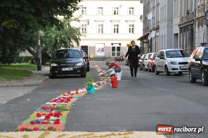 Zdjęcie w galerii na portalu naszraciborz.pl: Racibórz od świtu stroi się na Boże Ciało  wiadomości z regionu