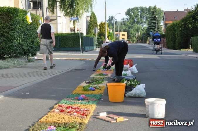 Zdjęcie w galerii na portalu naszraciborz.pl: Racibórz od świtu stroi się na Boże Ciało  wiadomości z regionu