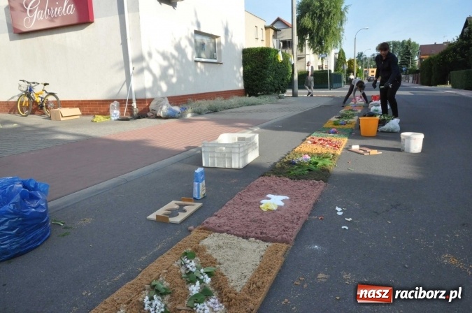 Zdjęcie w galerii na portalu naszraciborz.pl: Racibórz od świtu stroi się na Boże Ciało  wiadomości z regionu