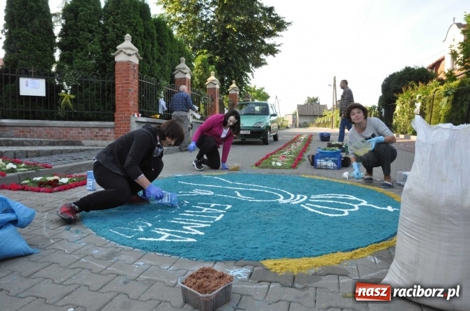 Zdjęcie w galerii na portalu naszraciborz.pl: Racibórz od świtu stroi się na Boże Ciało  wiadomości z regionu