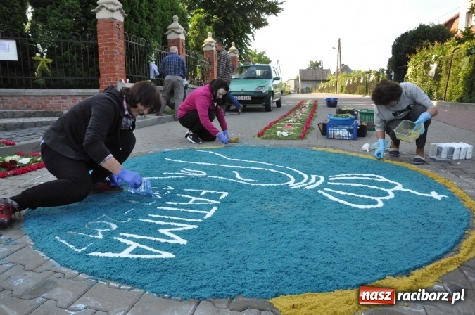 Zdjęcie w galerii na portalu naszraciborz.pl: Racibórz od świtu stroi się na Boże Ciało  wiadomości z regionu