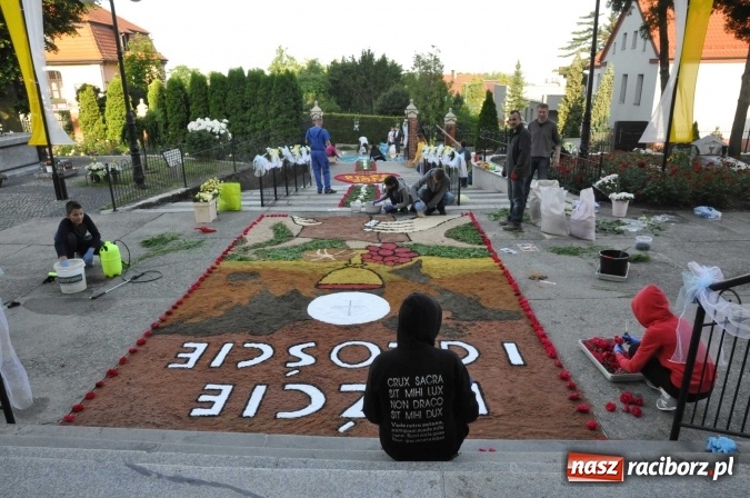 Zdjęcie w galerii na portalu naszraciborz.pl: Racibórz od świtu stroi się na Boże Ciało  wiadomości z regionu