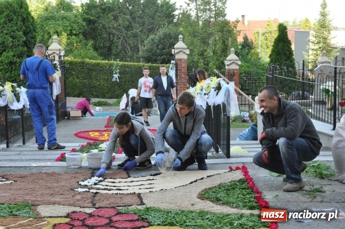 Zdjęcie w galerii na portalu naszraciborz.pl: Racibórz od świtu stroi się na Boże Ciało  wiadomości z regionu
