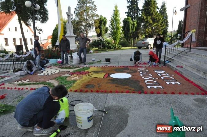 Zdjęcie w galerii na portalu naszraciborz.pl: Racibórz od świtu stroi się na Boże Ciało  wiadomości z regionu