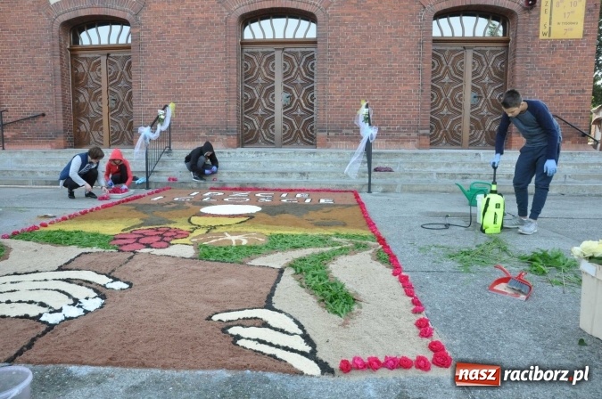 Zdjęcie w galerii na portalu naszraciborz.pl: Racibórz od świtu stroi się na Boże Ciało  wiadomości z regionu