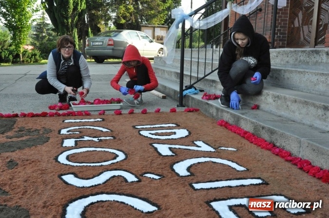 Zdjęcie w galerii na portalu naszraciborz.pl: Racibórz od świtu stroi się na Boże Ciało  wiadomości z regionu