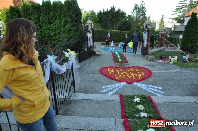 Zdjęcie w galerii na portalu naszraciborz.pl: Racibórz od świtu stroi się na Boże Ciało  wiadomości z regionu